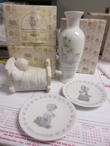 lot 420 image: PRECIOUS MOMENTS BLESSED ARE THE PURE IN HEART AND OTHER ITEMS