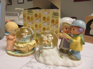 lot 427 image: PRECIOUS MOMENTS SNOW GLOBES
