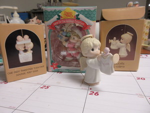 lot 428 image: PRECIOUS MOMENTS CHRISTMAS ORNAMENTS AND EMPTY BOX