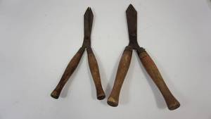 lot 5 image: 2 Vintage Wood Handle Hedge Trimmers