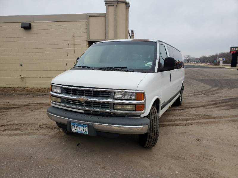 lot 7 image: 2002 Chevrolet Express - 1GAHG39r421137465