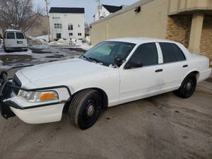 lot 4 image: 2010 Ford Crown Victoria - 2FABP7BV3AX116193