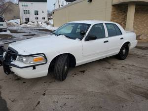 lot 3 image: 2010 Ford Crown Victoria - 2FABP7BV3AX121460