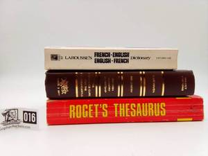 lot 016 image: Vintage Book Bundle FrenchEnglish Dictionary, Raeders Digest Select Editions, Rogets Thesaurus