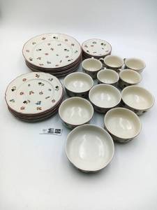 lot 034 image: Vintage Villeroy & Boch, Petit Fleur 14 Piece Porcelain Set for Two (Valued  $300)