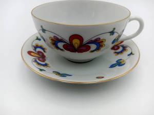 lot 038 image: Vintage 1950s Porsgrund Norway Farmers Rose Coup Teacup and Saucer Set With Gold Trim (Valued$60)