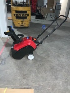 lot 68 image: Toro Power Clear 518 ZE 18 in. Single-Stage Gas Snow Blower tested and complete see pics like new