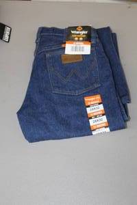 lot 29 image: Wrangler FR 13 Original Jean 28x32 Flame Resistent 100% Cotton Blue (new)
