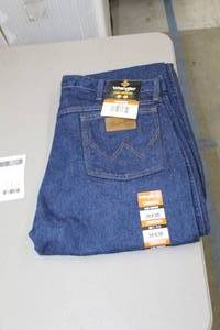 lot 43 image: Wrangler FR 13 Original Jean 38x36 Flame Resistent 100% Cotton Blue (new)