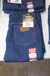 lot 57 image: Wrangler FR 36 Slim Fit Jean 30x32 Flame Resistent 100% Cotton Blue (new)