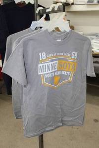lot 212 image: Lot of (3) Gildan T-Shirt Mens Medium 100% Heavy Cotton Grey with Minnesota North Star State 1858 Logo (new)