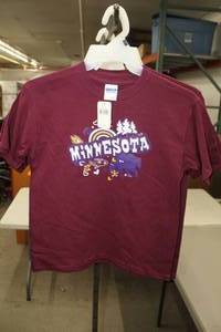 lot 255 image: Lot of (5) Gildan Heavy Cotton T-Shirt Mens Large 100% Cotton Maroon with Minnesota Logo (new)