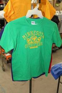 lot 325 image: Lot of (5) Gilden Heavy Cotton T-Shirt Youth X-Large 100% Cotton Black (x2), Red (x1), Purple (x1), Green (x1) with Minnesota Outfitters Logo (new)