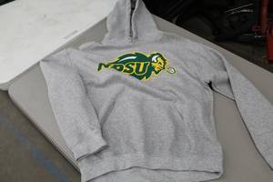 lot 421 image: Gildan Heavy Blend Hooded Sweatshirt Medium 50% Cotton 50% Polyester Grey with NDSU Bison North Dakota State University Logo (new)