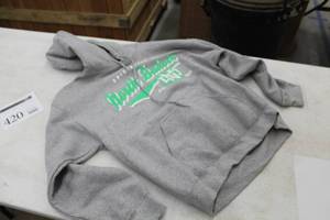 lot 420 image: Gildan Heavy Blend Hooded Sweatshirt Large 50% Cotton 50% Polyester Grey with University of North Dakota Logo (new)