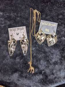 lot 272 image: Lot of Womens Gold Safari Earrings and Giraffe Necklace