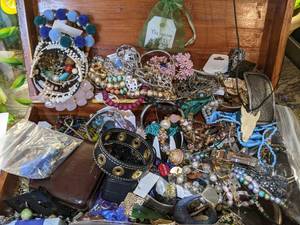 lot 276 image: Wood Box Filled With Unsorted Jewelry
