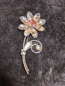 lot 278 image: Beautiful Sterling Silver Flower with Purple Gemstone Brooch - Unmarked