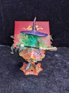 lot 79 image: Krinkles Cat Witch Jeweled Box by Dept. 56