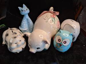 lot 283 image: Lot of 5 Ceramic Piggy Banks