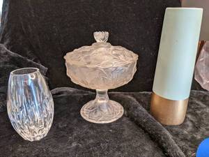 lot 286 image: Miscellaneous Home Decor - Crystal Vase, Pier One Vase and Candy Dish