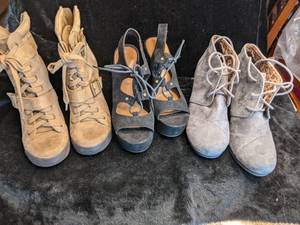 lot 185 image: 3 Pair Ladies Shoes and Boots Size 6 - New and Like New
