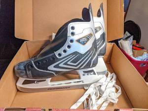 lot 48 image: Mens Hockey Skates Size 10 NIB
