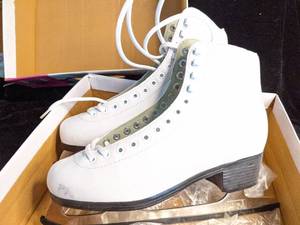 lot 49 image: Womens Skates Size 8 NIB
