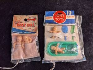lot 71 image: Vintage Mini Plastic Babies in Original Packaging