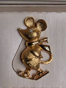 lot 222 image: Vintage Gold Mouse on Skates Brooch by Emmons Jewelers in New York