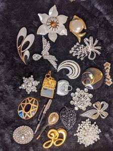 lot 233 image: Brooches some Signed and some Vintage