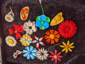lot 234 image: Flower Brooches some Signed some Vintage