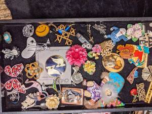 lot 242 image: Vintage and Newer Brooches - Many Signed