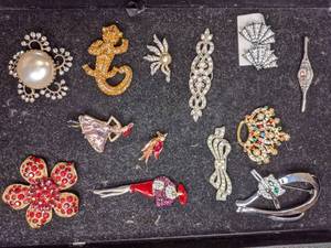 lot 243 image: More Brooches - Some Vintage - Some Newer