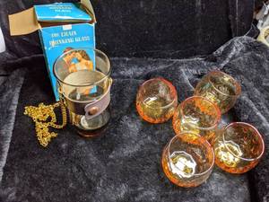 lot 22 image: Roly Poly Bar Glasses and The Chain Drinking Glass