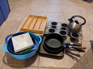 lot 151 image: Lot of Bowls, Pans and other Kitchen Items