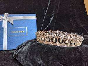 lot 128 image: Sweet & V Pearl and Rhinestone Tiara