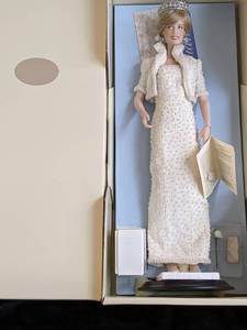 lot 12 image: Diana Princess of Wales Porcelain Doll by The Franklin Mint