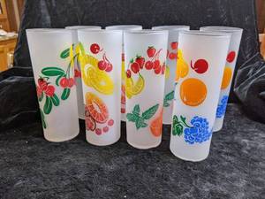 lot 17 image: Vintage Federal Glass Set of 8 Frosted Fruit Glasses