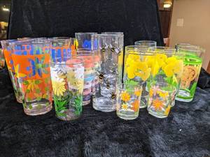 lot 21 image: Lot of Vintage Floral and Colorful Springtime Glassware