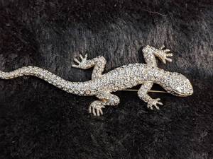lot 215 image: 1993 Carolee Limited Edition Lizard Rhinestone Brooch - Beautiful