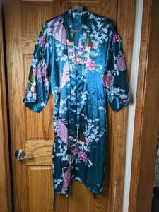 lot 141 image: Green Floral Kimono - 100% Silk