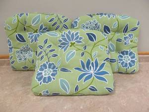 lot 33 image: outdoor seat cushions