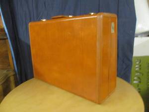 lot 49 image: vintage Samsonite suitcase