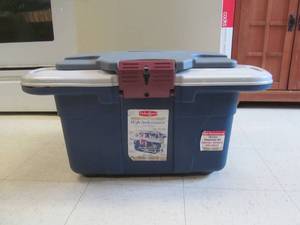 lot 66 image: Rubbermaid cooler