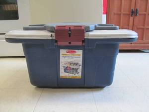 lot 67 image: Rubbermaid cooler