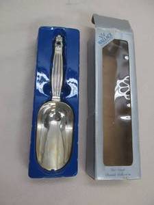 lot 3 image: Wallace silver smith ice scoop