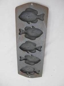 lot 12 image: lodge cast iron fish pan
