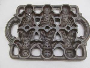 lot 13 image: cast iron gingerbread biscuit tray