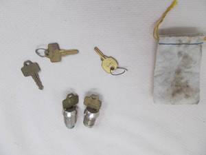 lot 28 image: keys with locks